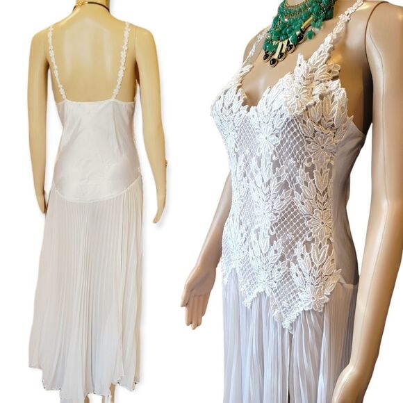 Vintage Flora Nikrooz ivory white nightgown dress. - Picture 3 of 16